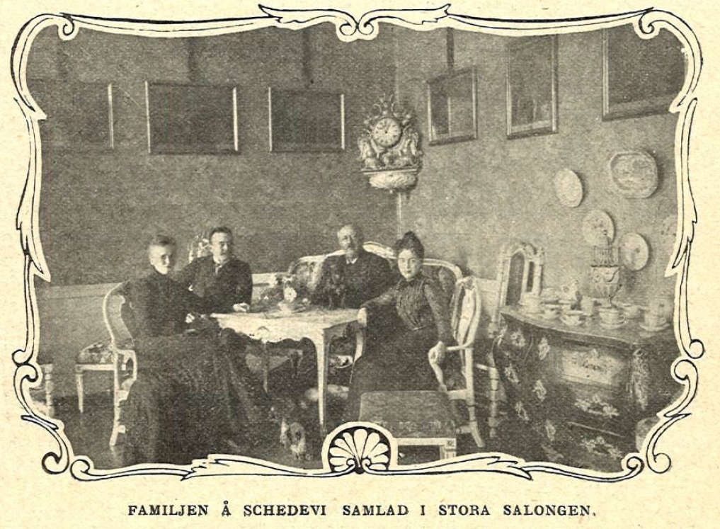Familjen samlad i Stora Salongen på Schedevi: Esbjörn med hustru, samt dottern Naëma och sonen Nils.